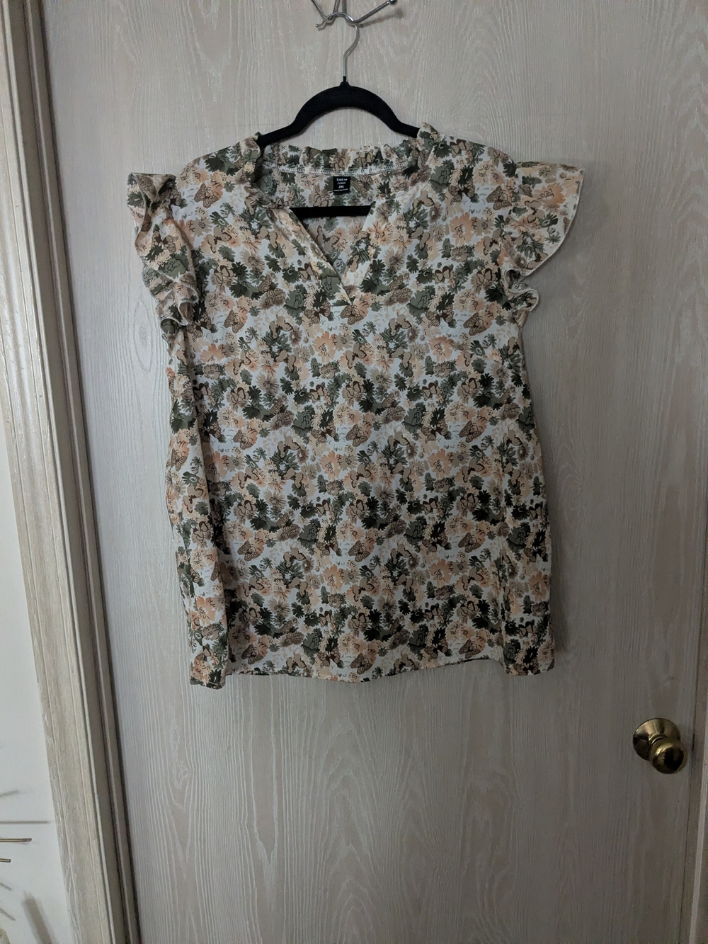 SHEIN Green & Cream Floral V-Neck Flutter Sleeve Blouse